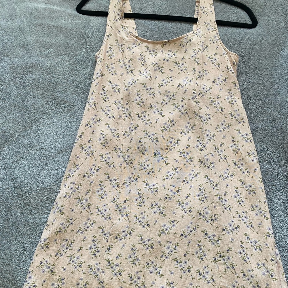 American Eagle light pink sundress. Floral pattern/design. In great condition.